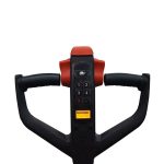 Détail de la batterie amovible du transpalette électrique Noblelift PTE15N800 EDGE, conçue pour un retrait et une remise en place rapides lors des opérations de manutention.