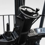 Poste de conduite avec volant, commandes et écran digital